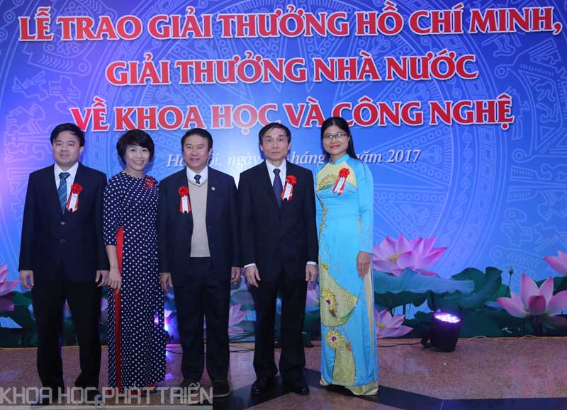 Trước giờ khai mạc, các tác giả công trình vinh dự nhận giải thưởng cùng chụp ảnh lưu niệm. Ảnh: Loan Lê.