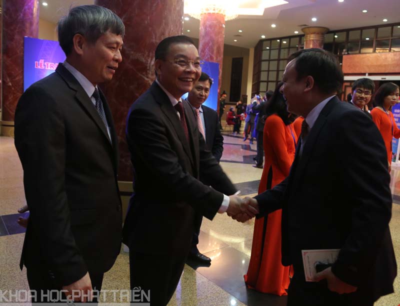 Bộ trưởng Bộ Khoa học và Công nghệ Chu Ngọc Anh (đứng giữa), Thứ trưởng Bộ KH&CN Phạm Công Tạc (ngoài cùng bên trái) chào đón các đại biểu, tác giả các công trình. Ảnh: Loan Lê.