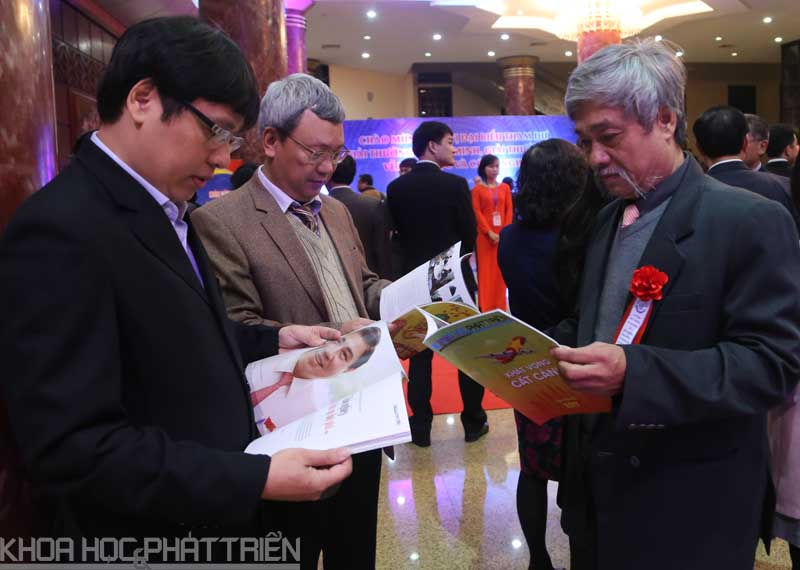 Các đại biểu đọc ấn phẩm Xuân Đinh Dậu của Báo Khoa học và Phát triển trước giờ khai mạc. Ảnh: Loan Lê.