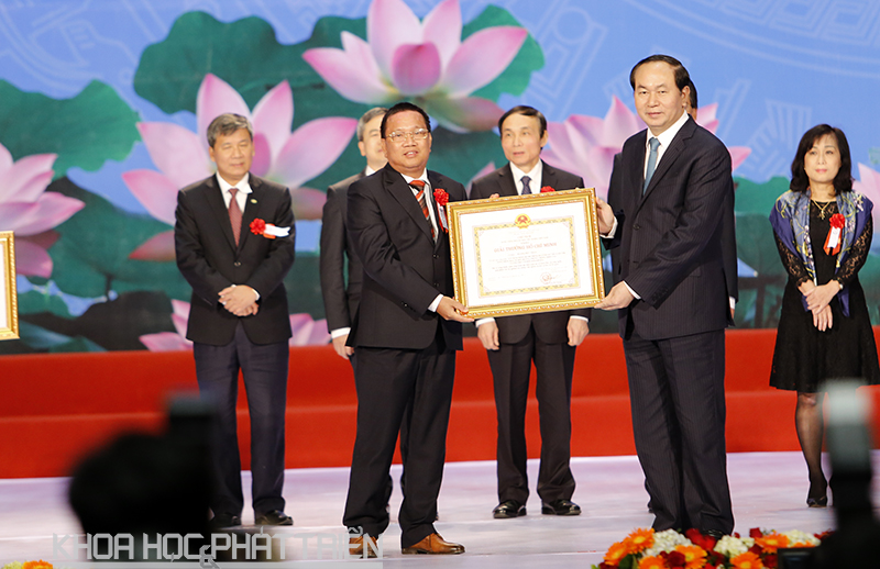 Ông Hoàng Đức Thảo (bên trái) vinh dự nhận Giải thưởng Hồ Chí Minh.