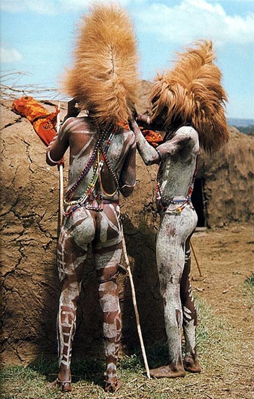 Bộ tộc săn sư tử lấy đuôi tại châu Phi