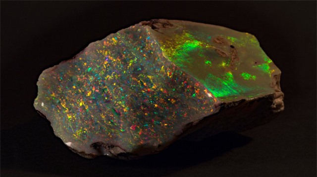 Viên đá “Ngọn lửa của Australia” được tìm thấy từ năm 1946 tại Nam Australia - thủ phủ của đá opal tự nhiên (Ảnh: Bảo tàng Nam Australia)