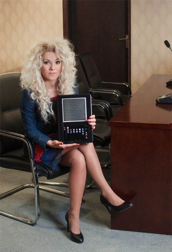 Bà Kristina Tsvetanova, CEO kiêm đồng sáng lập công ty Blitab và sản phẩm máy tính bảng dành cho người mù do Blitab sản xuất - Ảnh: Technology Review