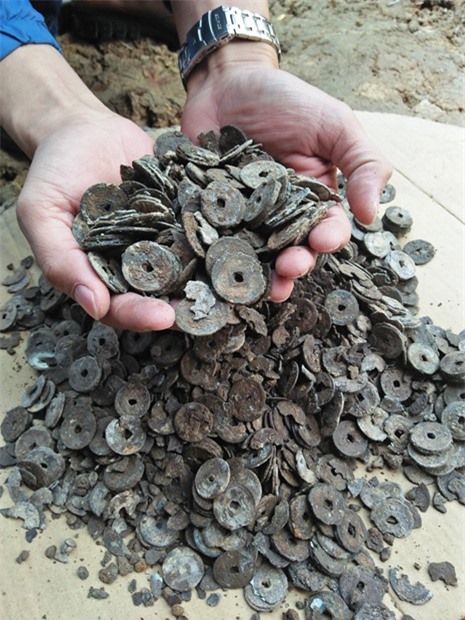 Số tiền đồng cũ được tìm thấy tại nhà ông Điền. 