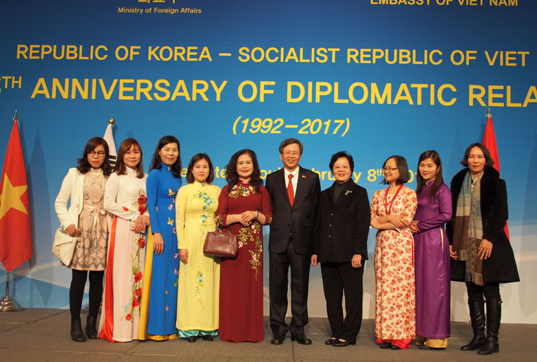 Đại sứ Phạm Hữu Chí trong buổi lễ kỷ niệm 25 năm ngày thiết lập quan hệ ngoại giao Việt Nam - Hàn Quốc.