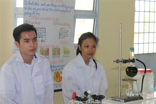 Nhóm học sinh Sóc Trăng chế tạo thành công thuốc trừ sâu từ… cây dại - 1