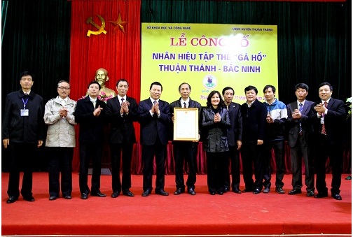 Lãnh đạo tỉnh Bắc Ninh trao văn bằng bảo hộ Nhãn hiệu tập thể “Gà Hồ - Thuận Thành - Bắc Ninh” cho đại diện HTX Chăn nuôi gà Hồ