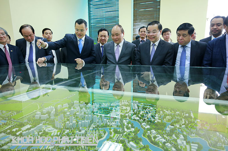 Thứ trưởng Phạm Đại Dương báo cáo sơ bộ với Thủ tướng về tiến độ xây dựng cơ sở hạ tầng cũng như việc thu hút đầu tư tại Khu CNC Hòa Lạc.