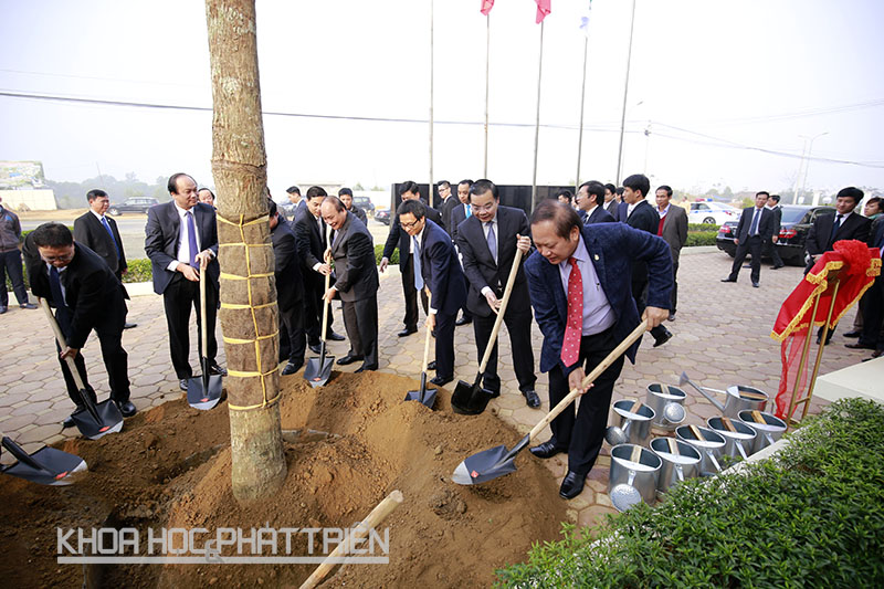 Trong khuôn khổ chuyến thăm và làm việc Thủ tướng, Phó Thủ tướng và các đại biểu đã tham dự lễ trồng cây lưu niệm tại Khu CNC Hòa Lạc.