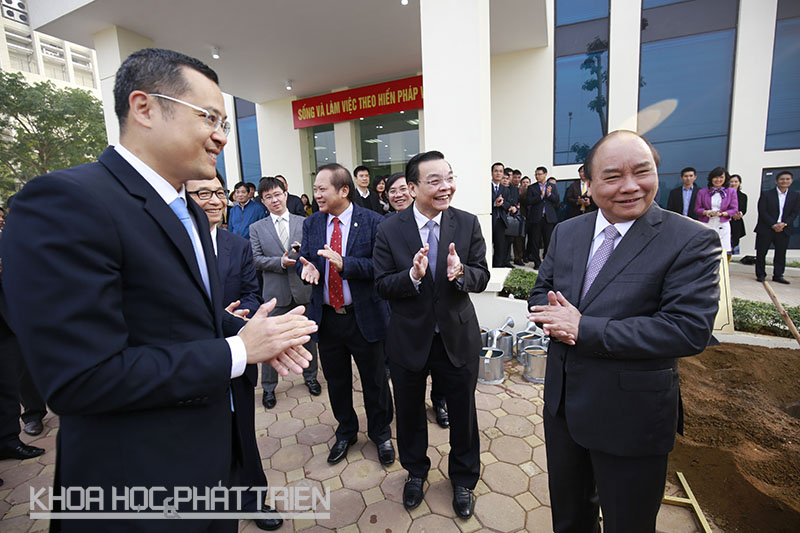 Thủ tướng Nguyễn Xuân Phúc cùng các đại biểu hoàn thành lễ trồng cây lưu niệm.