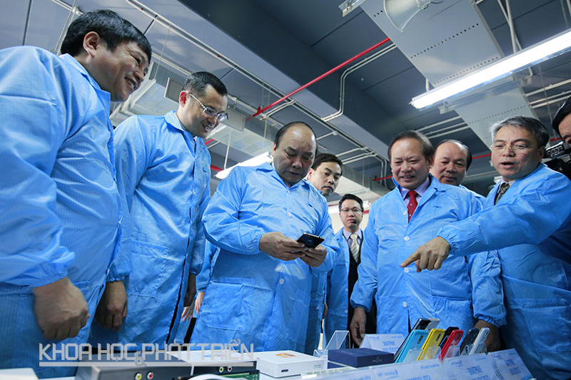 Trong khuôn khổ chuyến thăm và làm việc Thủ tướng đã đến thăm quan dây chuyền sản xuất thiết bị đầu cuối của VNPT - một đơn vị đầu tư tại Khu CNC Hòa Lạc.