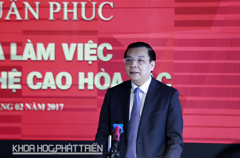 Bộ trưởng Chu Ngọc Anh báo cáo Thủ tướng về tình hình hoạt động tại Khu CNC Hòa Lạc. Ảnh: Loan Lê.