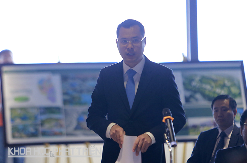 Thứ trưởng Phạm Đại Dương báo cáo Thủ tướng về những điểm còn vướng mắc, những giải pháp và kiến nghị tháo gỡ để Khu CNC Hòa Lạc đẩy mạnh thu hút đầu tư. Ảnh: Loan Lê.