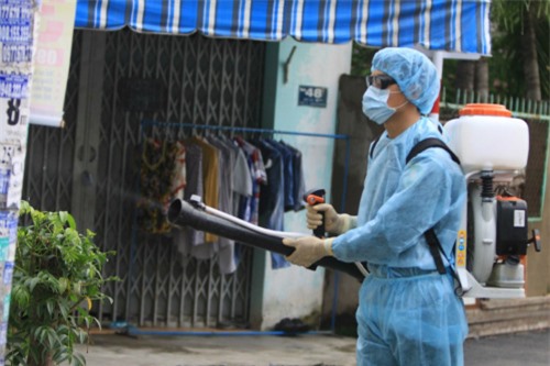 Phun thuốc diệt muỗi tại TP HCM. Ảnh: P.V