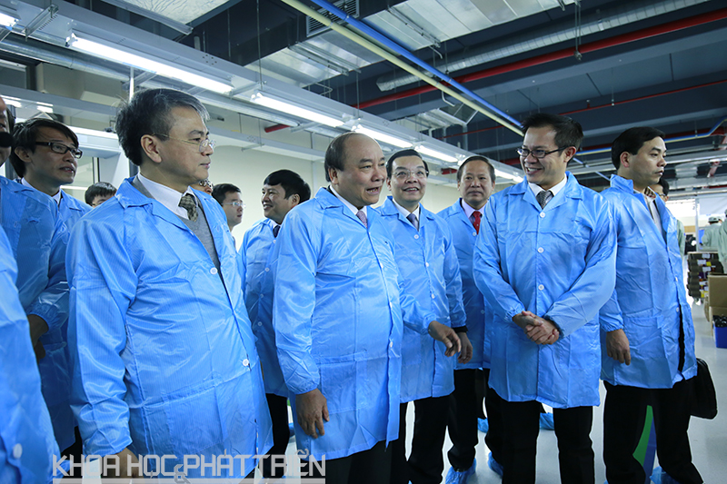 Thủ tướng cùng đoàn đại biểu tham quan dây chuyền sản xuất thiết bị đầu cuối của VNPT. Ảnh Loan Lê