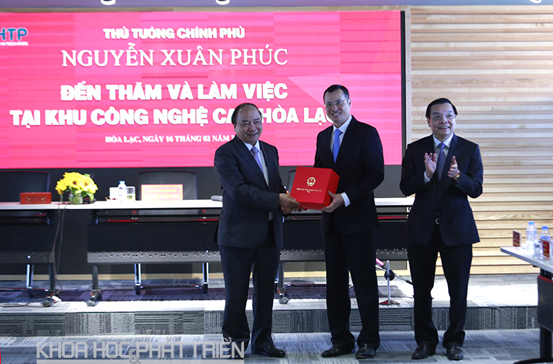 Thủ tướng Nguyễn Xuân Phúc tặng quà lưu niệm cho Khu CNC Hòa Lạc, (Trong ảnh Thứ trưởng Phạm Đại Dương đại diện nhận quà từ Thủ tướng).
