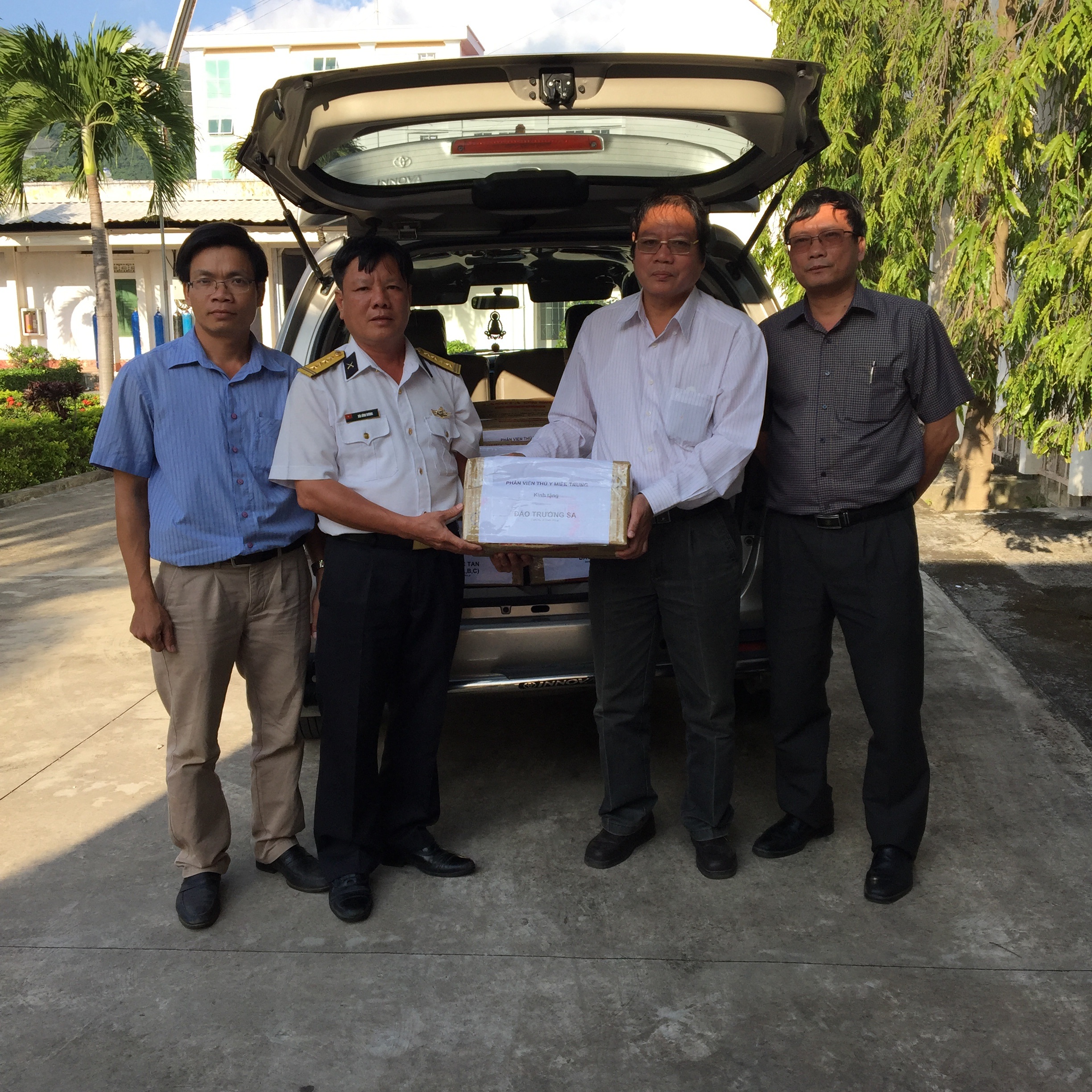 Ông Bùi Đình Dương, Chủ tịch UBND huyện Trường Sa tiếp nhận các bộ dụng cụ thú y từ lãnh đạo Phân viện Thú y Miền Trung.