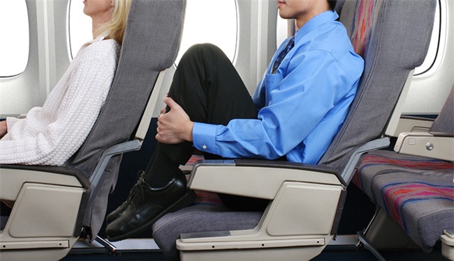 Cửa sổ trên máy bay luôn không thẳng hàng với ghế ngồi? Lý do là... - Ảnh 2.