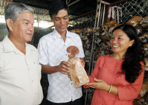 Chị Nguyễn Thị Cẩm Hạnh (phải) - một gia đình nuôi nấm linh chi đỏ nổi tiếng ở Phú Quốc - giới thiệu sản phẩm với khách hàng. Ảnh: Dân Việt
