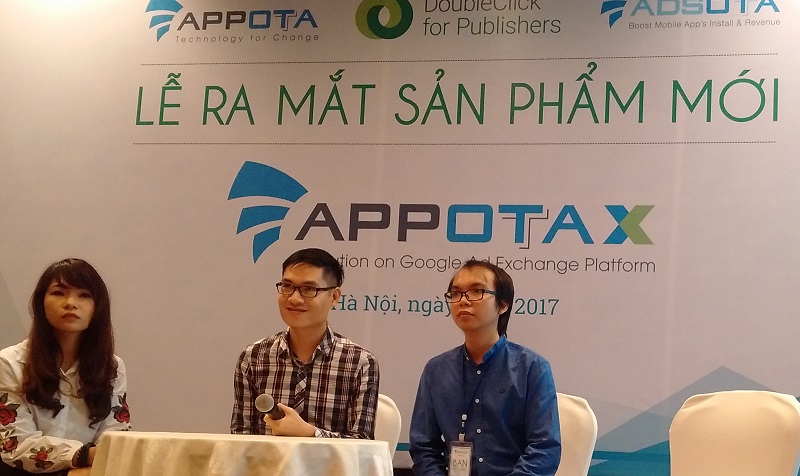 Ông Trần Quốc Toản (giữa) và các cộng sự trao đổi với các nhà phát triển ứng dụng di động tại Việt Nam tại buổi ra mắt sản phẩm AppotaX.