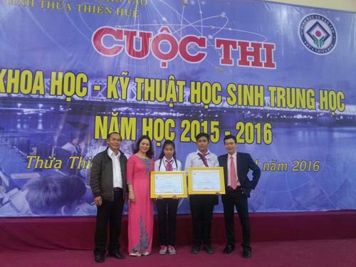 Nhóm tác giả nhận giải tại cuộc thi Sáng tạo Thanh thiếu niên, nhi đồng tỉnh Thừa Thiên Huế lần thứ 9 năm 2016 - Ảnh: NVCC.