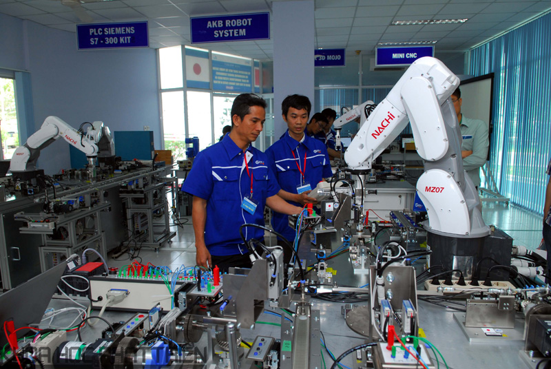 Xưởng thực hành tự động hóa có 4 robot cong nghiệp