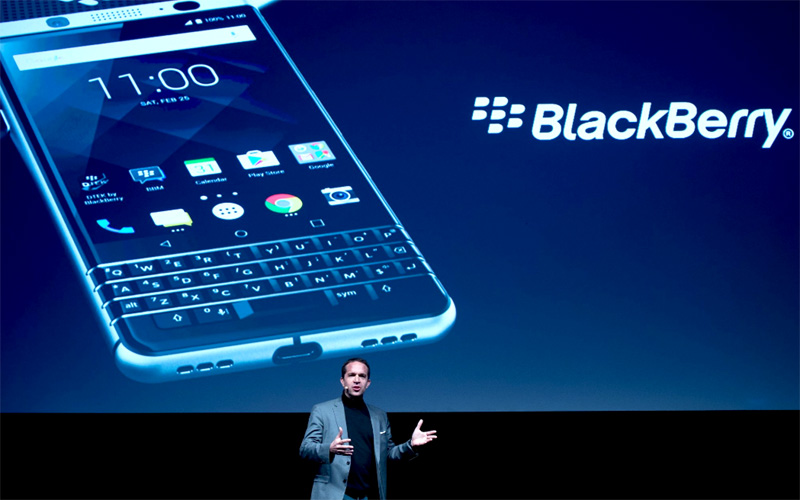 Đại diện hãng điện tử Trung Quốc TCL giới thiệu mẫu điện thoại Blackberry KeyOne.