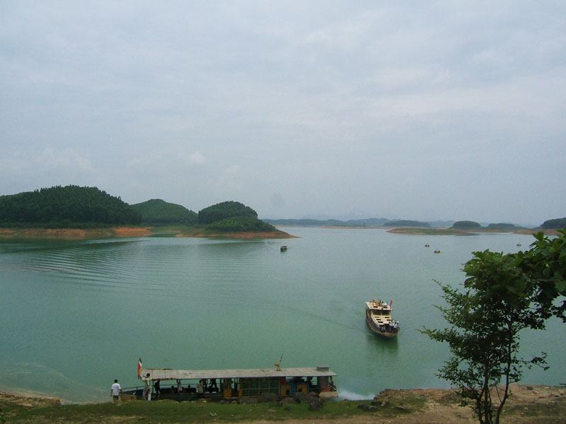 Hồ Thác Bà là một trong ba hồ nước nhân tạo lớn nhất Việt Nam. Ảnh: Dulichvietnam.