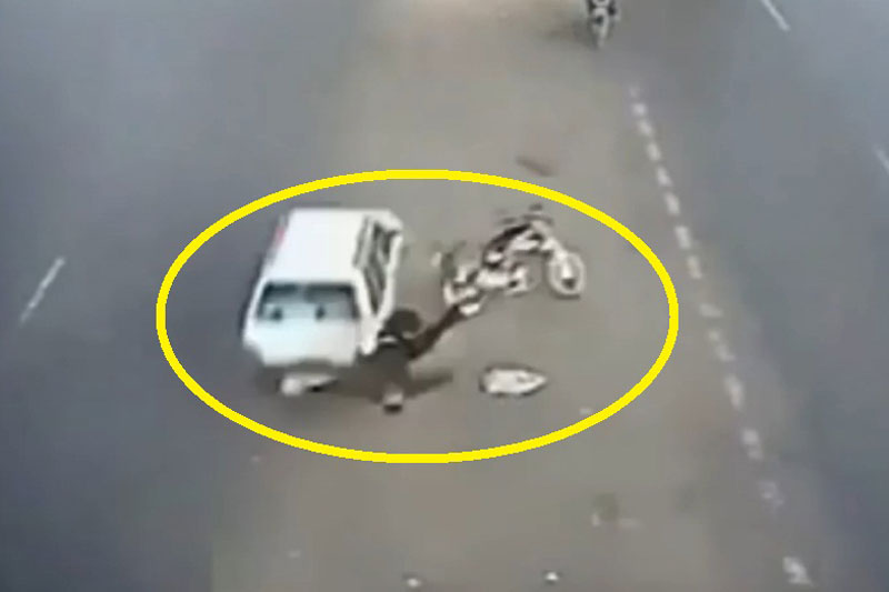 Người đàn ông này mày mắn thoát chết dù xe máy của anh bị một chiếc ô tô tông.