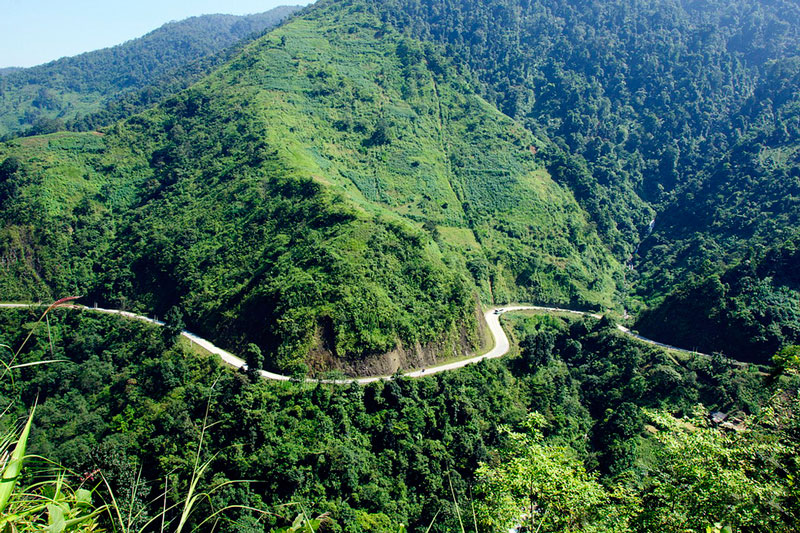 Đèo Khau Phạ là một trong những cung đường đèo quanh co và dốc đứng thuộc hàng bậc nhất Việt Nam, vượt qua đỉnh núi Khau Phạ - ngọn núi cao nhất vùng Mù Cang Chải. Ảnh: Ngô Huy Hòa.