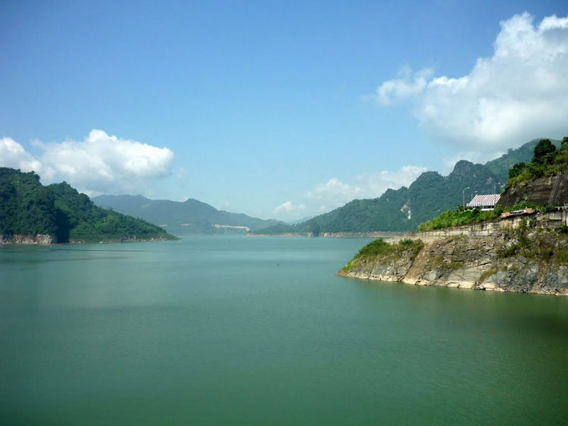 Hồ là nguồn cung cấp nước cho nhà máy thủy điện Thác Bà (nhà máy thủy điện đầu tiên của Việt Nam) thuộc tỉnh Yên Bái. Ảnh: Vietlandmarks.