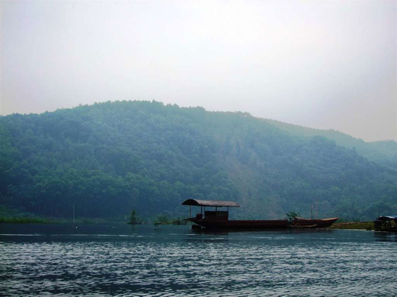 Hồ Thác Bà được hình thành khi đập thủy điện Thác Bà hoàn tất năm 1971 làm nghẽn dòng sông Chảy và tạo ra hồ. Ảnh: Xomnhiepanh.