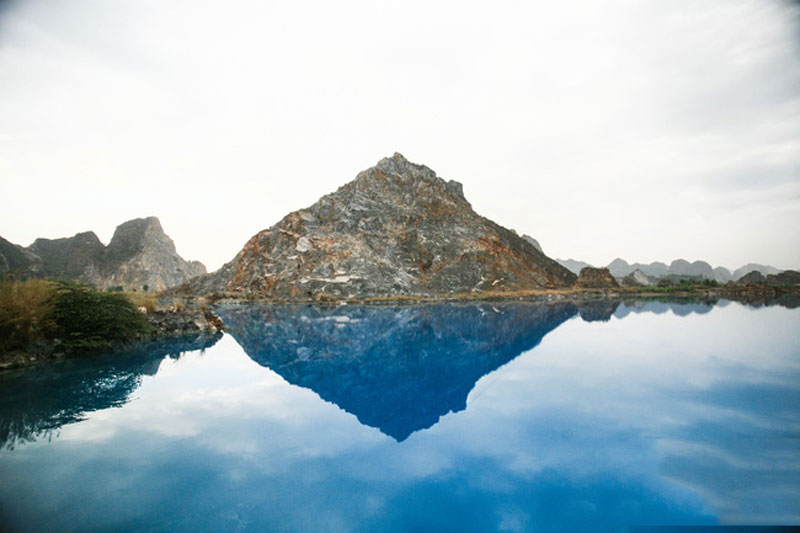 Độ đậm nhạt của màu xanh hồ nước xã An Sơn thay đổi nhiều lần trong ngày, tuỳ thuộc vào mây trời. Ảnh: Mai Lân.