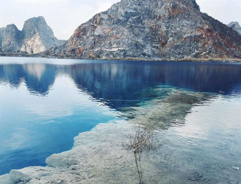 Ở đây, chân núi đá rộng hơn 20 ha, sâu 30-40 m tạo nên hồ nước được ví như “Tuyệt Tình Cốc” trong cuốn tiểu thuyết “Thần điêu hiệp lữ” của nhà văn Kim Dung. Ảnh: Phạm Phương Thảo.