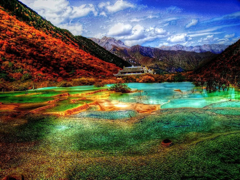6. Khu thắng cảnh Cửu Trại Câu. Khu bảo tồn thiên nhiên, vườn quốc gia thuộc châu tự trị dân tộc Khương, dân tộc Tạng A Bá, ở miền Bắc tỉnh Tứ Xuyên, Trung Quốc. Cửu Trại Câu được hình thành trên dãy núi đá vôi trầm tích thuộc các cạnh của cao nguyên Tây Tạng. Nó nổi tiếng nhờ hệ thống các hồ đa sắc, các thác nước nhiều tầng và các đỉnh núi phủ đầy tuyết trắng. Cửu trại câu được UNESCO công nhận là di sản thiên nhiên thế giới vào năm 1992, khu dự trữ sinh quyển thế giới vào năm 1997.