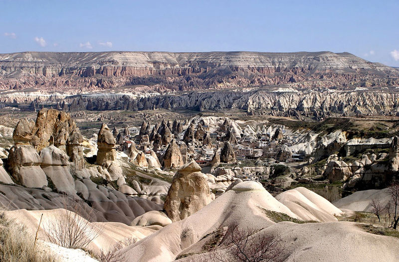 10. Vườn quốc gia Goreme và khu núi đá Cappadocia. Goreme nằm trong địa phận thị xã Cappadocia, một vùng đất lịch sử của Thổ Nhĩ Kỳ. Khoảng 50 triệu năm trước, địa hình nơi đây chỉ toàn khe nứt và miệng núi lửa. Sau đó, cùng với thời gian, đã có một lượng khổng lồ nham thạch phun trào từ núi lửa phủ kín bề mặt Cappadocia. Núi đá mềm hình thành từ nham thạch phun trào, bị bào mòn bởi gió, mưa và nước sông đã mang lại cho Cappadocia một vẻ đẹp kỳ thú, độc đáo hiếm thấy ở nơi nào trên thế giới.