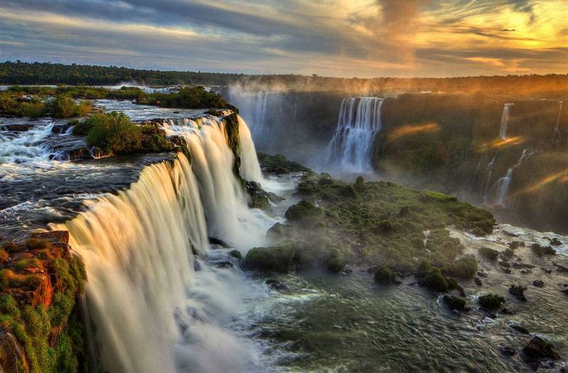 1. Thác Iguazu. Thác nước nằm trên sông Iguazu, biên giới của bang Parana (Brazil) và tỉnh Misiones (Argentina). Nó có độ cao thay đổi từ 60-82m. Số lượng những thác nước nhỏ dao động từ 150-300, tùy thuộc vào lượng nước.