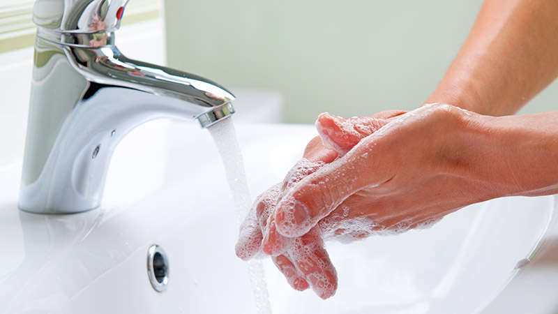 Rửa tay bằng xà phòng để phòng ngừa đau mắt đỏ.  Ảnh minh hoạ.