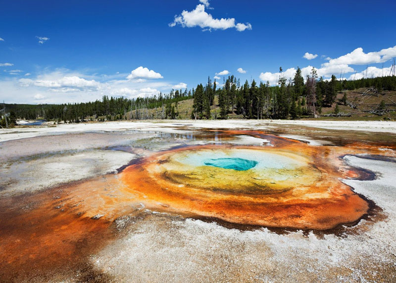 2. Công viên quốc gia Yellowstone. Nằm ở các bang phía Tây Wyoming, Montana và Idaho của Mỹ. Yellowstone là vườn quốc gia đầu tiên và xưa nhất thế giới. Vườn có diện tích 8.980 km2, bao gồm các hồ, vực, sông và các dãi núi.