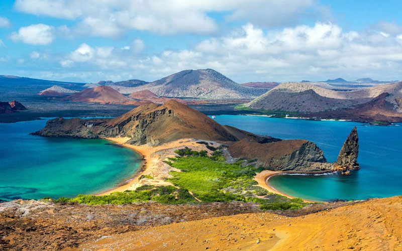 4. Quần đảo Galapagos. Quần đảo gồm 13 đảo chính, 6 đảo nhỏ và 107 khối đá nằm ở phía Tây ngoài khơi bờ biển Ecuador, thuộc Thái Bình Dương, có tổng diện tích 8.010 km2. Quần đảo này nằm ở vị trí được xem là điểm nóng địa chất, nơi vỏ Trái Đất vẫn còn yếu do nham thạch phía dưới. Hòn đảo già nhất trong quần đảo được hình thành cách đây từ 5 - 10 triệu năm. Trong khi những hòn đảo trẻ nhất (Isabela và Fernandina) vẫn đang được hình thành và tạo ra các đợt phun trào núi lửa, lần phun trào mới nhất là năm 2005.