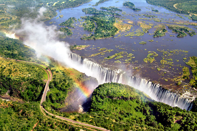 8. Thác Victoria. Thác nước tại miền Nam châu Phi trên sông Zambezi, tại biên giới Zambia và Zimbabwe. Chiều cao từ thác Victoria đổ xuống hồ Quỷ là 108m. Mặc dù rất nguy hiểm, song nơi đây vẫn thu hút rất đông khách du lịch bởi khung cảnh hùng vĩ, thơ mộng.