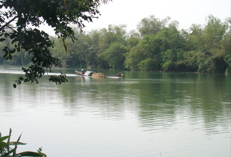 Sông Thu Bồn cùng với sông Vu Gia, hợp lưu tại Đại Lộc tạo thành hệ thống sông lớn có vai trò rất quan trọng đối với đời sống và tâm hồn người xứ Quảng. Ảnh: Hoibongsen.