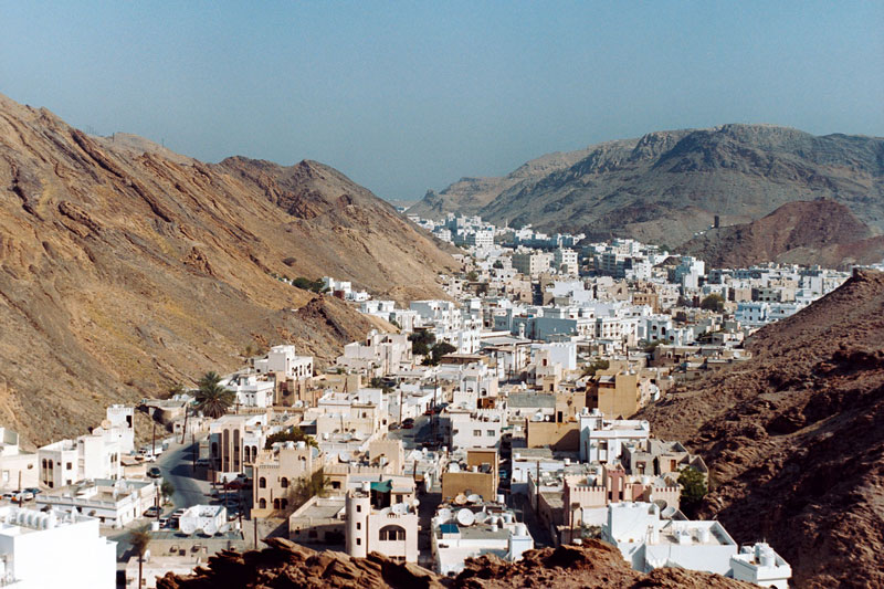 3. Oman. Đất nước Trung Đông này có khí hậu nóng và lượng mưa rất ít. Khí hậu rất nóng, với nhiệt độ đạt khoảng 50 độ C trong mùa nóng (từ tháng 5 đến tháng 9).