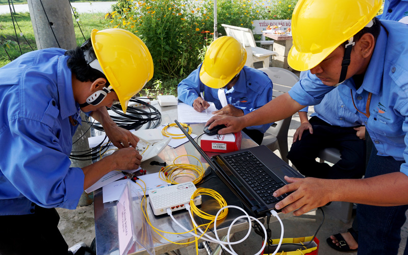 Nhân viên Viettel triển khai hạ tầng viễn thông ở An Giang. Ảnh: Báo An Giang