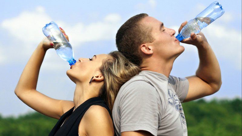 Uống nhiều nước mỗi ngày có thể phòng tránh bệnh Gout.