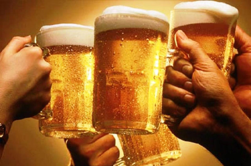 Uống nhiều rượu bia làm gia tăng nguy cơ mắc bệnh gout.