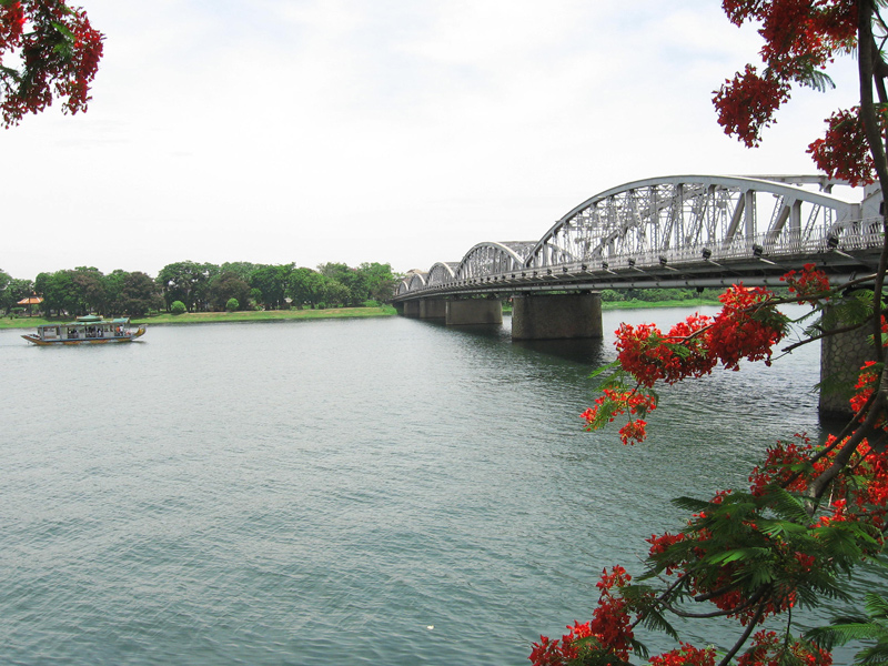Nhiều người luôn gắn liền sự thanh bình, thanh lịch và cảnh vật đẹp đẽ của Huế với dòng Sông Hương. Ảnh: DT