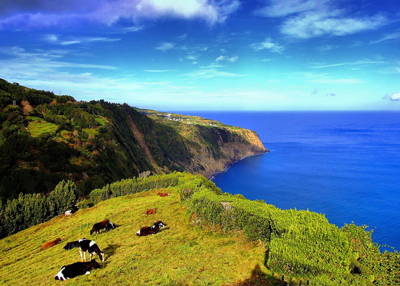 Một số nhà sử học thì cho rằng tên quần đảo bắt nguồn từ từ azules (đa sắc xanh) trong tiếng Bồ Đào Nha cổ, do màu xanh của hòn đảo được nhìn từ phía xa. 