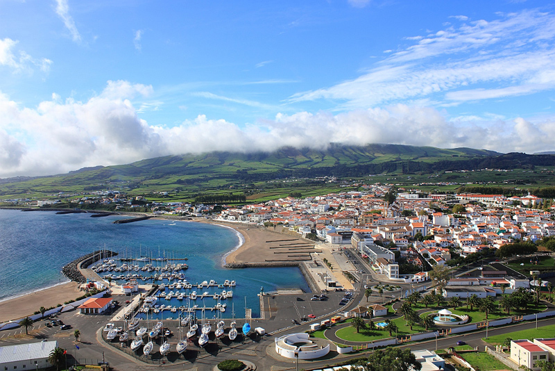 Quần đảo Azores gồm 9 đảo nhỏ, trải dài quanh bờ biển Bồ Đào Nha.