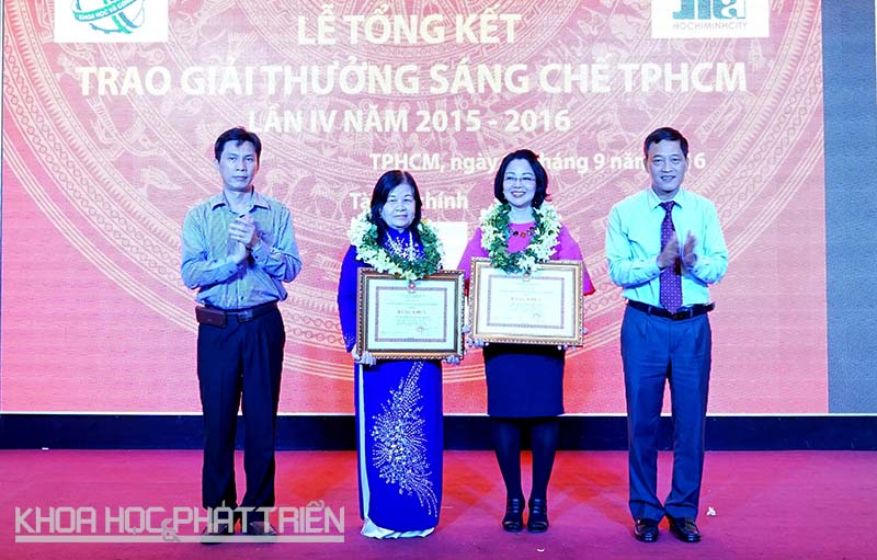 Thứ trưởng Bộ Khoa học và Công nghệ Trần Văn Tùng (ngoài cùng bên phải) trao giải sáng kiến cho TS-DS Nguyễn Thị Ngọc Trâm (thứ hai từ trái qua) tại lễ tổng kết và trao Giải thưởng Sáng chế TPHCM tháng 9/2016.